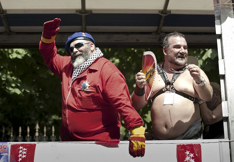 MILES DE PERSONAS Y 35 CARROZAS EN LA MARCHA DEL ORGULLO GAY