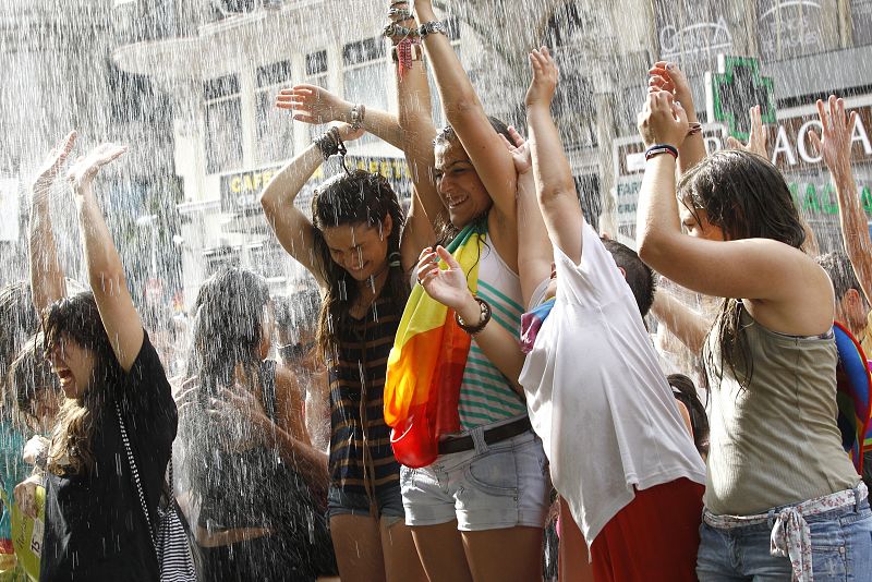 Varios participantes en la marcha del Orgullo Gay, bajo el lema "Salud e Igualdad por derecho".