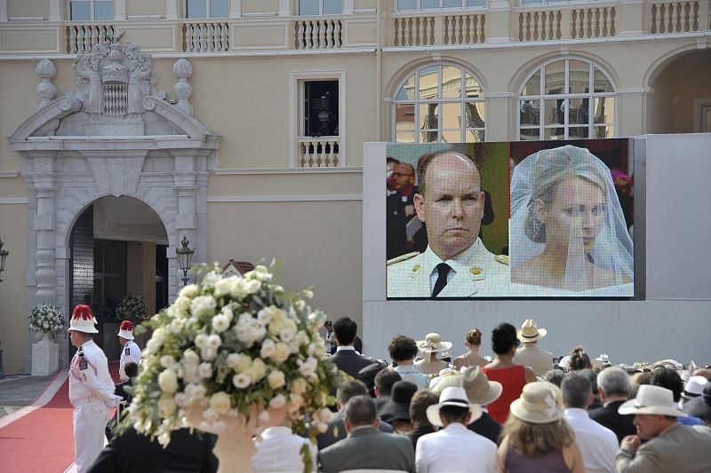 Algunos de los invitados han visto la ceremonia religiosa a través de unas pantallas colocadas para la ocasión