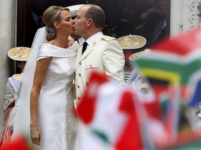 Los príncipes se besan al final de la ceremonia religiosa ante todos sus invitados