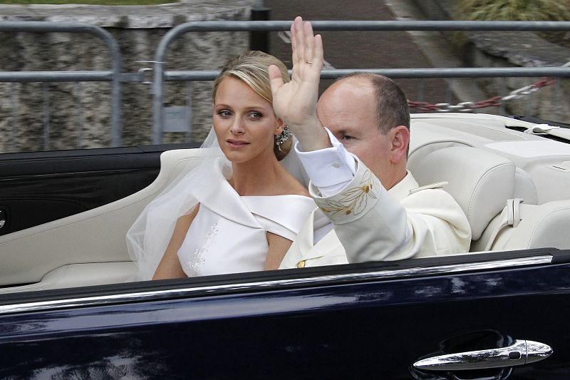 Los príncipes saludan desde el Lexus descapotable a la salida de la ceremonia religiosa