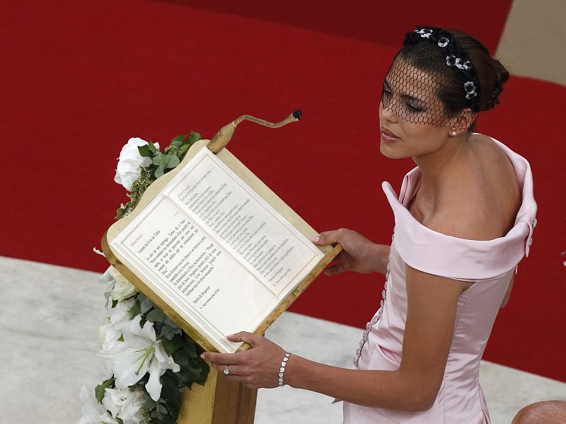La hija de la princesas Carolina de Mónaco, Carlota Casiraghi, se prepara para leer durante la boda