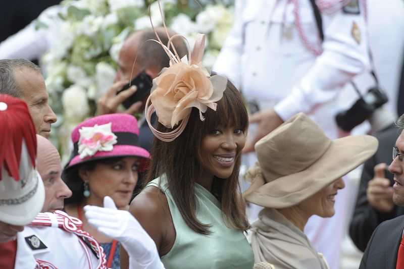 La modelo Naomi Campbell sale del Palacio de Mónaco tras de la boda.