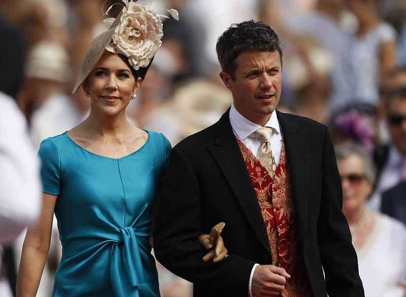 La princesa Mary de Dinamarca y su esposo el príncipe Federico llegan a la boda.
