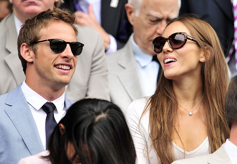 El piloto de Mclaren Jenson Button y su novia Jesica Michibata, espectadores de la final