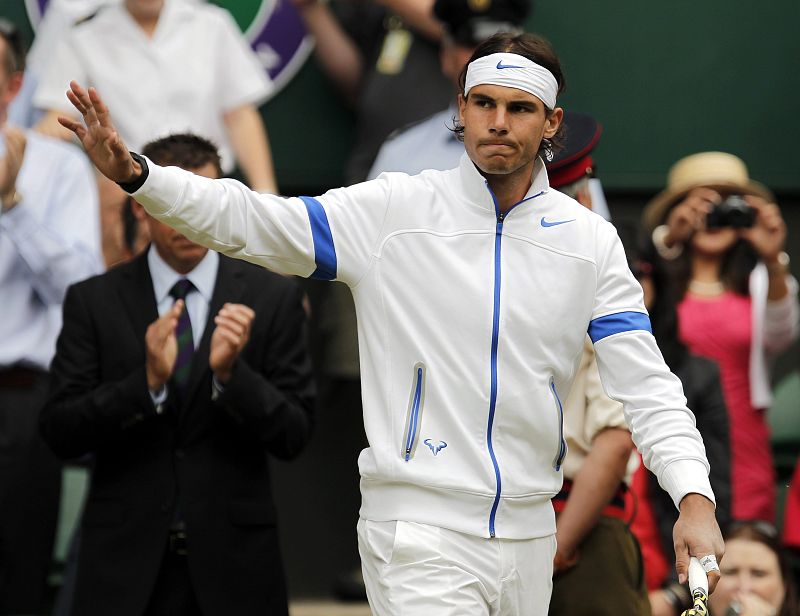 Rafa Nadal saluda al llegar a la pista central del All England Tennis Club