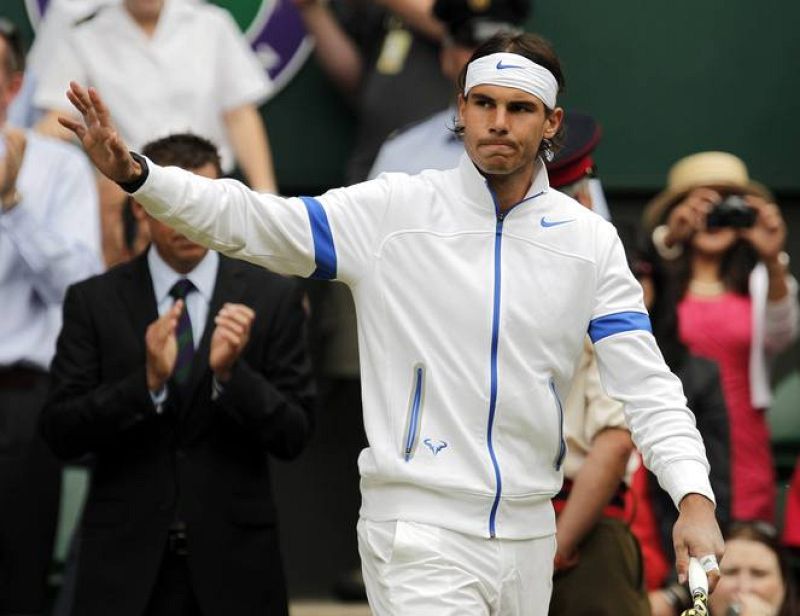 Rafa Nadal saluda al llegar a la pista central del All England Tennis Club