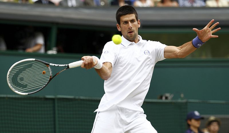 Novak Djokovic devuelve una bola con su derecha