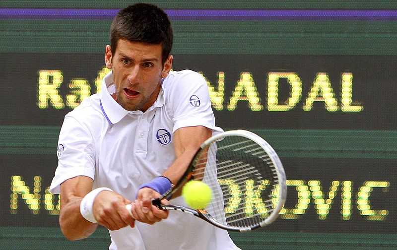 Novak Djokovic tiene un potente revés a dos manos