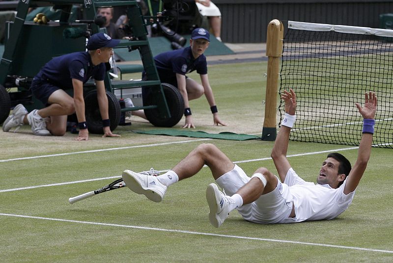Novak Djokovic celebra en el suelo la victoria en Wimbledon frente a Rafa Nadal