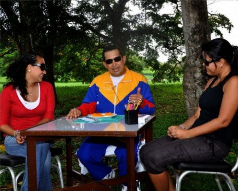 Chávez charla con sus hijas en el vídeo que ha sido difundido por la televisión venezolana
