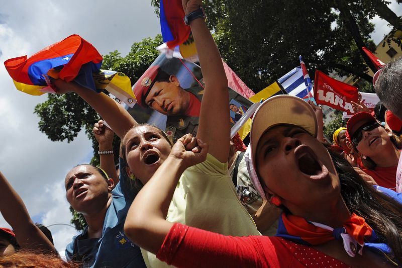 Cientos de chavistas han marchado por el país para mostrar su apoyo a Chávez