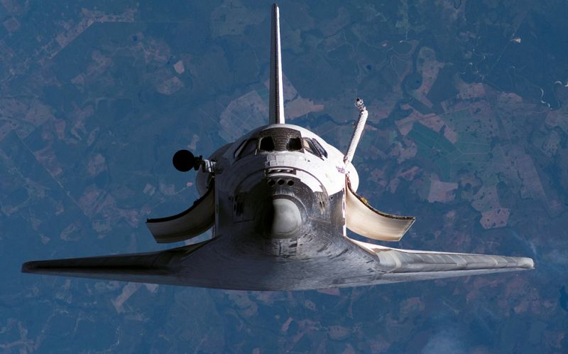 El Atlantis llegando a la Estación Espacial Internacional (ISS) en 2007