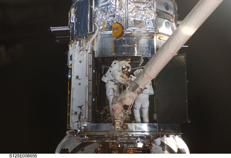 Michael Good (a la izquierda) y Mike Massimino trabajando en la reparación del Hubble