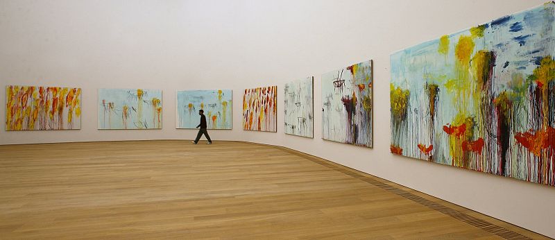 Un hombre camina junto a las pinturas de Cy Twombly en el Museo de Arte Moderno Brandhorst en Munich.