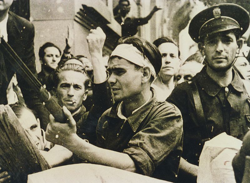 Milicianos en una barricada en Madrid