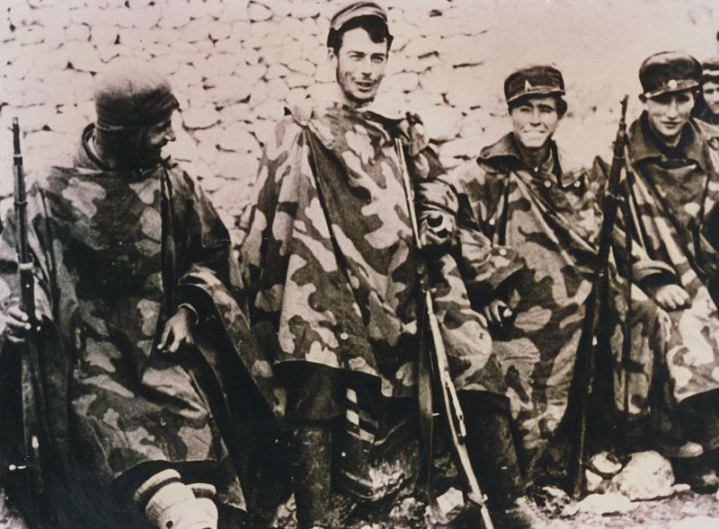Soldados republicanos con capotes italianos
