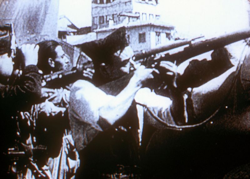 Milicianos, disparando fusiles en Madrid