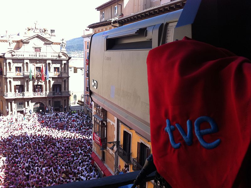 La Plaza del Ayuntamiento, repleta de gente que espera el momento del chupinazo