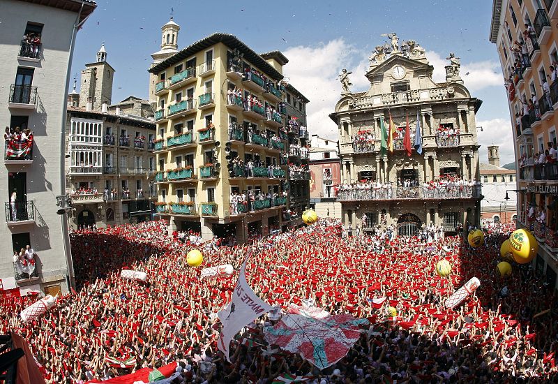 Miles de personas enarbolan sus pañuelos rojos en la Plaza del Ayuntamiento de Pamplona