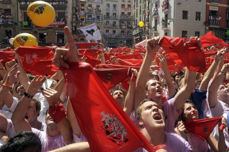 Miles de pamploneses y foráneos alzan sus pañuelos