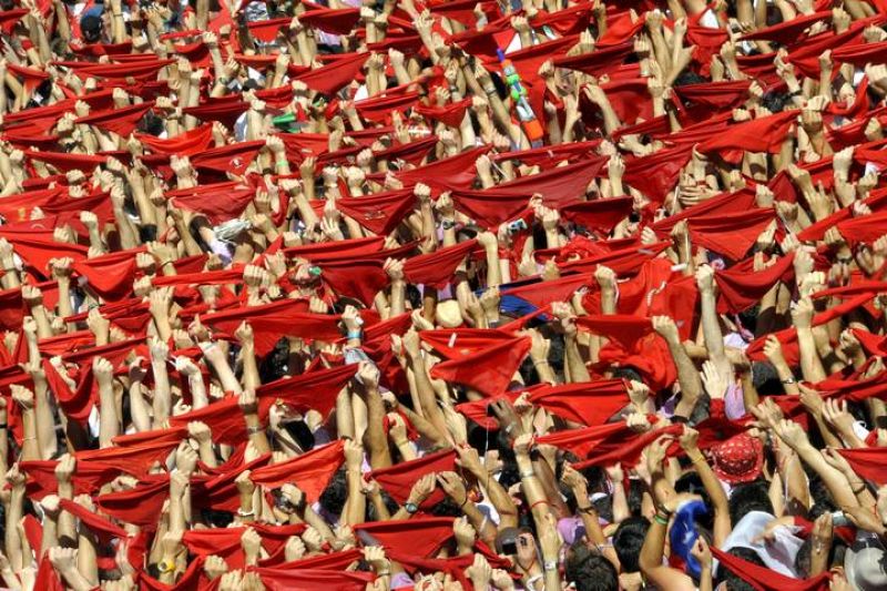 En el momento del chupinazo, todos los pañuelos alzados