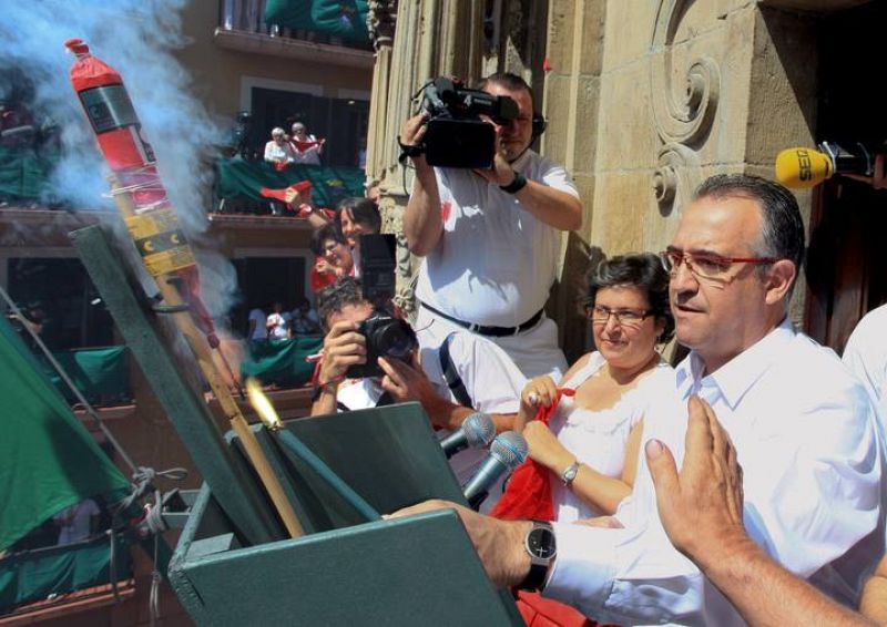 El alcalde de Pamplona, Enrique Maya, durante el chupinazo