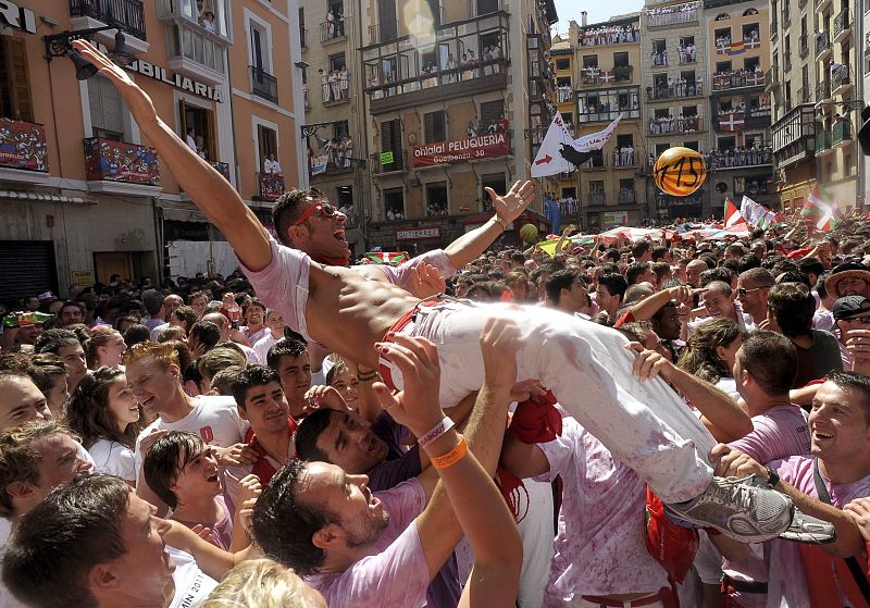 Miles de pamploneses y foráneos se divierten desde primera hora en Pamplona