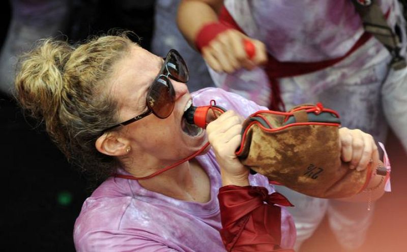 Una mujer celebra las fiestas