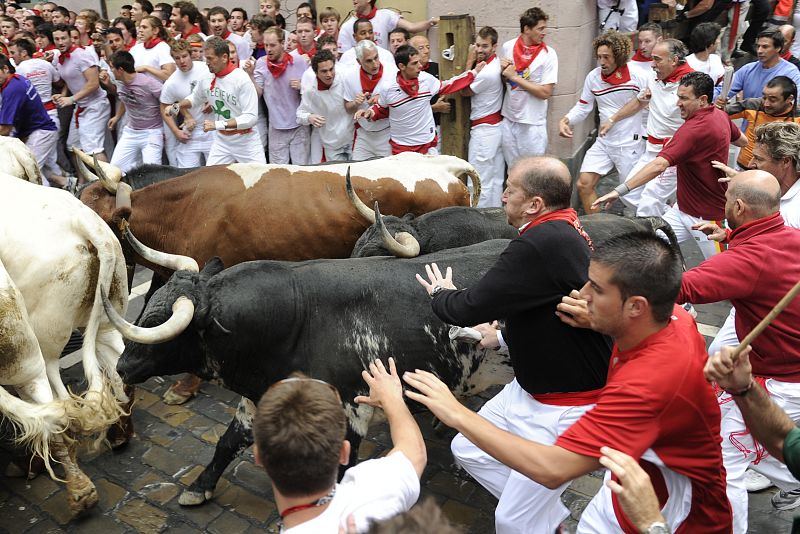 La multitud se agolpa a los lados del recorrido al paso de la manada