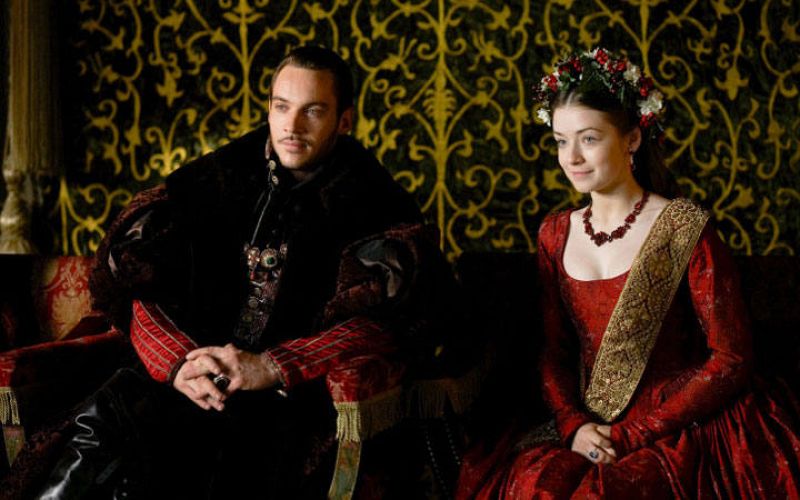 Rodeado de su familia por Navidad, el rey recibe por sorpresa a su jovencísima hija Elizabeth. 