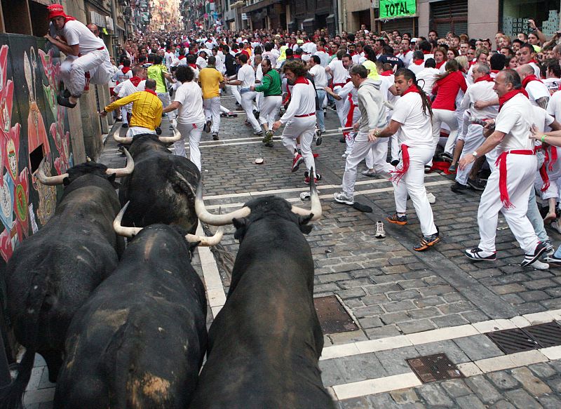 Los toros de la ganadería Cebada Gago han entrado resbalando en la curva de Estafeta