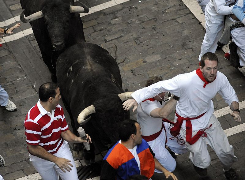 El encierro ha sido rápido pero peligroso al descolgarse el último toro, el colorado Esquilo