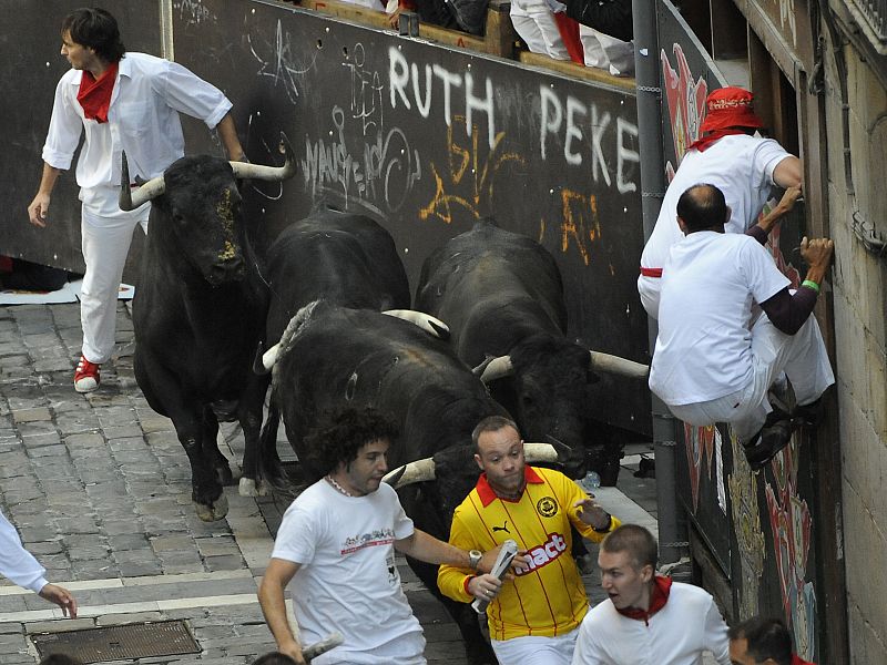 Los toros han resbalado al entrar en la calle Estafeta