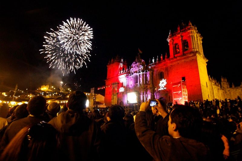 Fuegos artificiales en la plaza principal de Cuzco