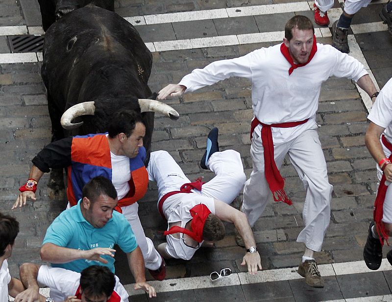 Varios mozos caen en el tramo de Estafeta ante los toros de la ganadería gaditana de Herederos de José Cebada Gago