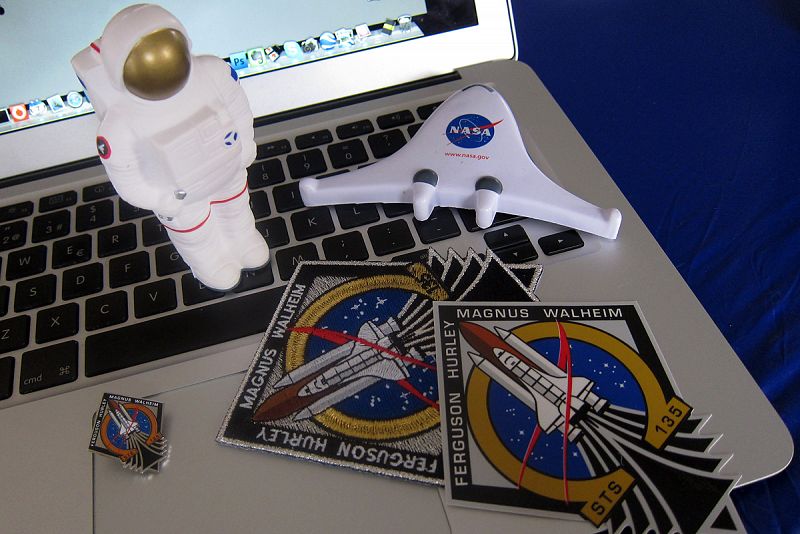 Insignias y obsequios de la NASA durante la última misión de sus transbordadores espaciales, la STS-135