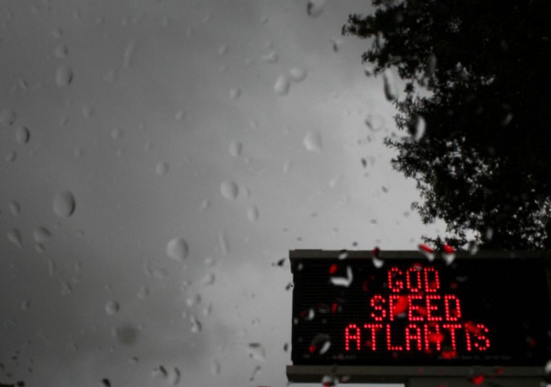 Un cartel en una autopista cercana al Centro Espacial Kennedy deseaba 'buen viaje' al Atlantis