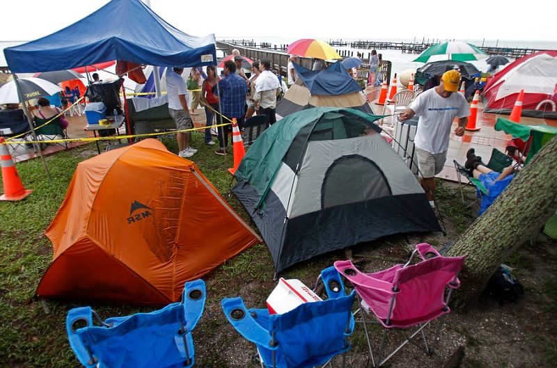 Miles de personas se han agrupado en los alrededores del Centro Espacial Kennedy, en Cabo Cañaveral, para asistir en directo al lanzamiento