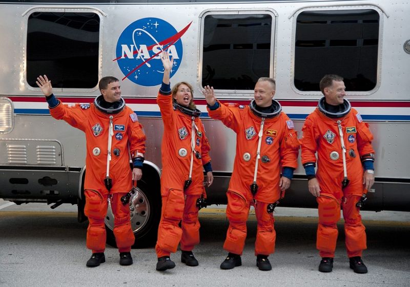 La tripulación del Atlantis: Rex Walheim, Sandra Magnus, el piloto Doug Hurley y el comandante Chris Ferguson salen del edificio de operaciones antes del lanzamiento en el Centro Espacial Kennedy en Cabo Cañaveral