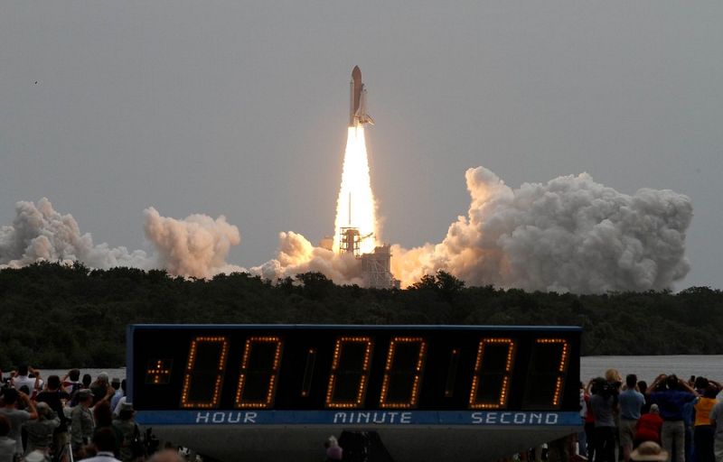 Los aficionados observaban en directo los primeros segundos del último vuelo del Atlantis