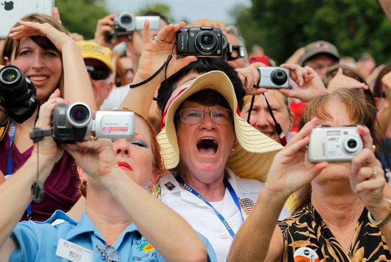 Todas las personas que han vivido en directo el despegue del Atlantis han querido tomar alguna fotografía de un momento histórico