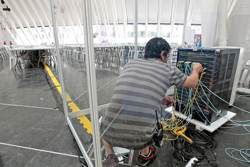 Un operario trabaja en el recinto de la Campus Party