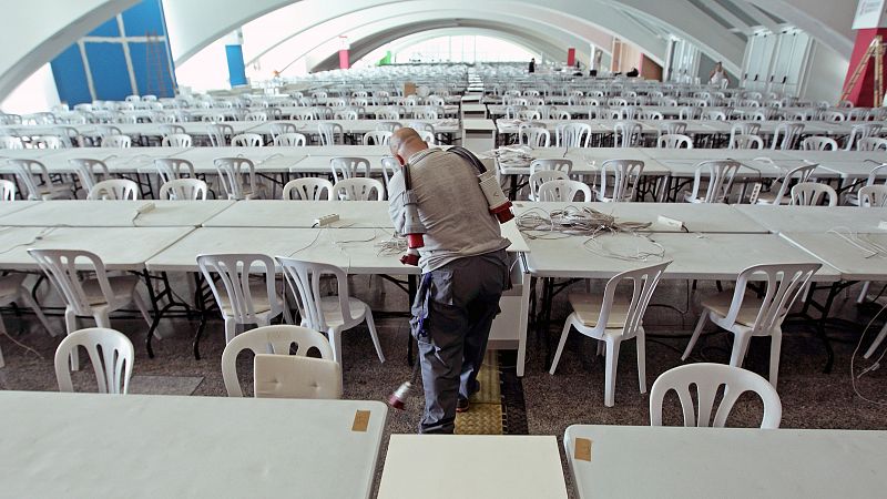 Un técnico trabaja en la sala principal del Museo de las Ciencias