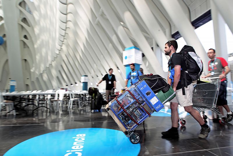 Los primeros participantes en la 15 edición de la Campus Party entran en el edificio del Ágora