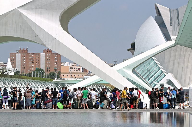 Decenas de personas esperan su turno esta mañana en la Ciudad de las Ciencias de Valencia para entrar en la Campus Party