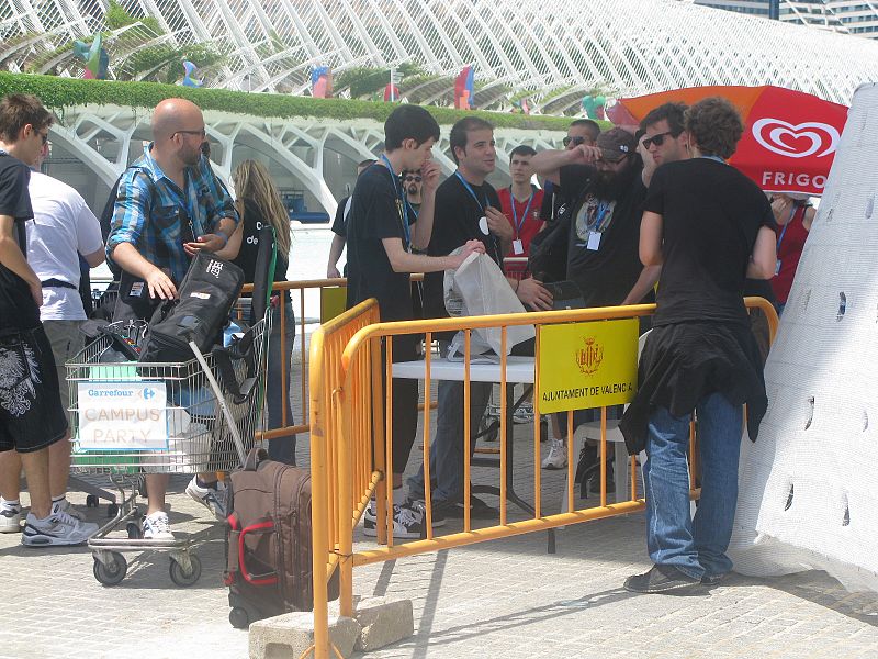 Los 'campsueros' deben pasar controles de seguridad para evitar los robos.