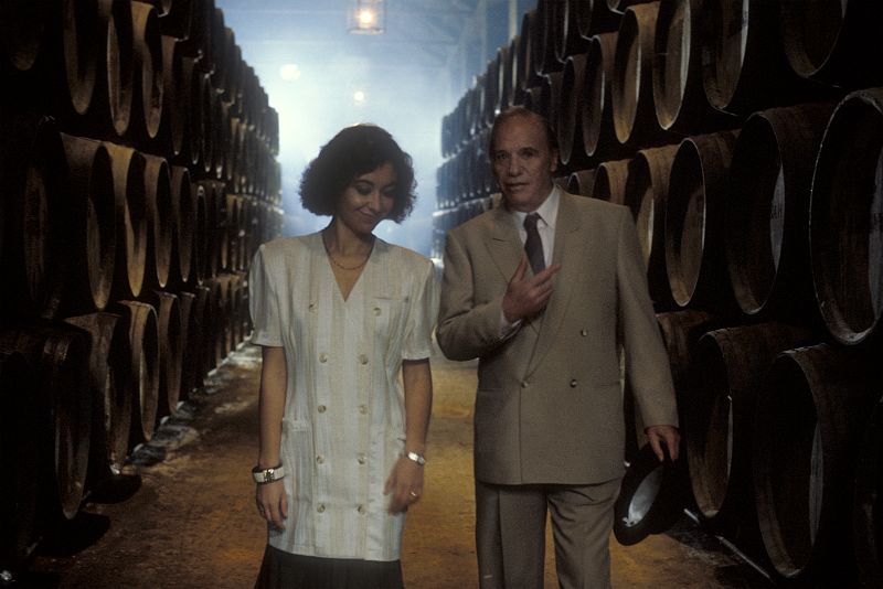 El torero pasea por unas bodegas junto a su hija Isabel.