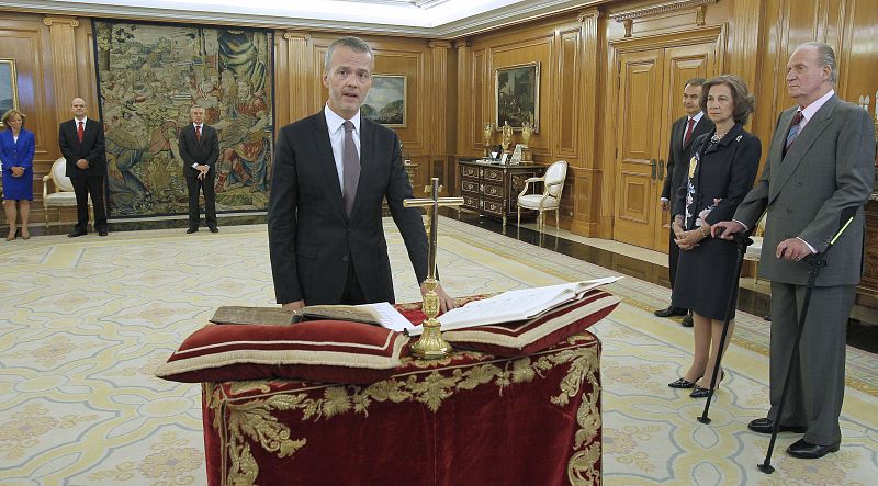 El nuevo ministro del Interior, Antonio Camacho, promete su cargo en un acto celebrado en el Palacio de la Zarzuela