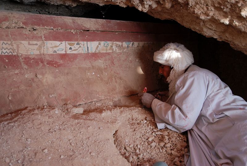 Un operario durante la restauración del sarcófago del arquero Iqer